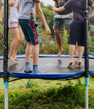 Lapsia trampoliinissa hyppimässä
