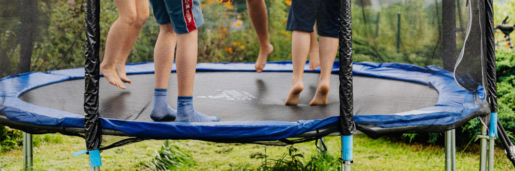 Lapsia trampoliinissa hyppimässä
